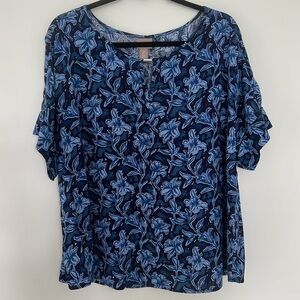 NWT-Chico’s Draft Floral Crinkle Popover top - Blue - size 2 (L-12).